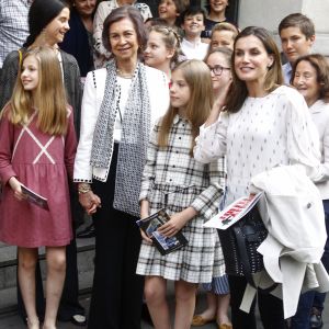 La reine Letizia et la reine Sofia d'Espagne sont allées assister en famille avec la princesse Leonor des Asturies et l'infante Sofia, filles de Letizia et du roi Felipe VI, Paloma Rocasolano, mère de la reine Letizia, Victoria de Marichalar, fille de l'infante Elena et Irene Urdangarin, fille de l'infante Cristina, à une représentation de la comédie musicale Billy Elliot au Teatro Nuevo Alcala à Madrid le 19 mai 2018.