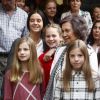 La reine Letizia et la reine Sofia d'Espagne sont allées assister en famille avec la princesse Leonor des Asturies et l'infante Sofia, filles de Letizia et du roi Felipe VI, Paloma Rocasolano, mère de la reine Letizia, Victoria de Marichalar, fille de l'infante Elena et Irene Urdangarin, fille de l'infante Cristina, à une représentation de la comédie musicale Billy Elliot au Teatro Nuevo Alcala à Madrid le 19 mai 2018.