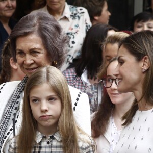 La reine Letizia et la reine Sofia d'Espagne sont allées assister en famille avec la princesse Leonor des Asturies et l'infante Sofia, filles de Letizia et du roi Felipe VI, Paloma Rocasolano, mère de la reine Letizia, Victoria de Marichalar, fille de l'infante Elena et Irene Urdangarin, fille de l'infante Cristina, à une représentation de la comédie musicale Billy Elliot au Teatro Nuevo Alcala à Madrid le 19 mai 2018.