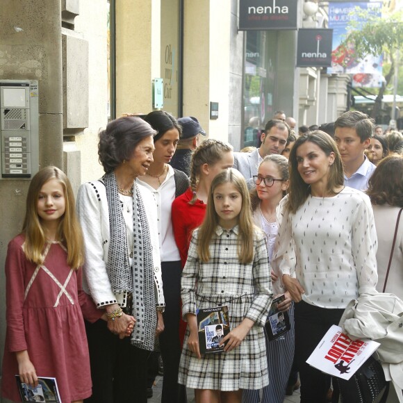 La reine Letizia et la reine Sofia d'Espagne sont allées assister en famille avec la princesse Leonor des Asturies et l'infante Sofia, filles de Letizia et du roi Felipe VI, Paloma Rocasolano, mère de la reine Letizia, Victoria de Marichalar, fille de l'infante Elena et Irene Urdangarin, fille de l'infante Cristina, à une représentation de la comédie musicale Billy Elliot au Teatro Nuevo Alcala à Madrid le 19 mai 2018.