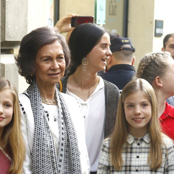 La reine Letizia et la reine Sofia d'Espagne sont allées assister en famille avec la princesse Leonor des Asturies et l'infante Sofia, filles de Letizia et du roi Felipe VI, Paloma Rocasolano, mère de la reine Letizia, Victoria de Marichalar, fille de l'infante Elena et Irene Urdangarin, fille de l'infante Cristina, à une représentation de la comédie musicale Billy Elliot au Teatro Nuevo Alcala à Madrid le 19 mai 2018.