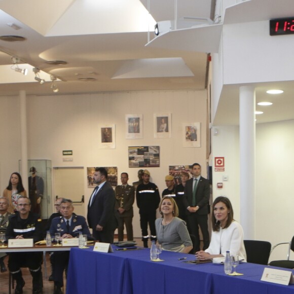 La reine Letizia d'Espagne a visité le quartier général des services d'urgences de Madrid le 18 mai 2018.