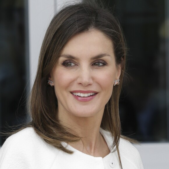 La reine Letizia d'Espagne a visité le quartier général des services d'urgences de Madrid le 18 mai 2018.