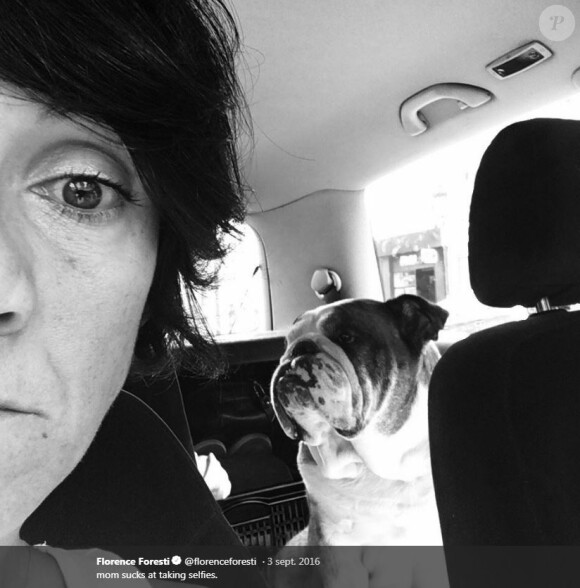 Florence Foresti avec son bulldog Bernie sur Twitter le 3 septembre 2016.