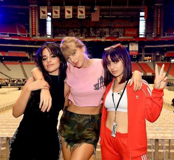 Camila Cabello pose avec Taylor Swift et Charli XCX, le 9 mai 2018