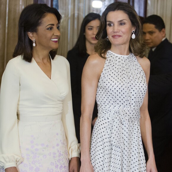 La reine Letizia d'Espagne, en robe Carolina Herrera, a été reçue par le président Danilo Medina et sa femme Candida Montilla au palais présidentiel à Saint-Domingue en République dominicaine le 21 mai 2018 dans le cadre de sa mission dans le cadre de la coopération internationale espagnole.