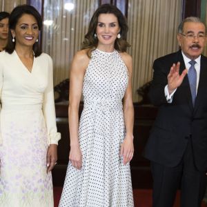 La reine Letizia d'Espagne, en robe Carolina Herrera, a été reçue par le président Danilo Medina et sa femme Candida Montilla au palais présidentiel à Saint-Domingue en République dominicaine le 21 mai 2018 dans le cadre de sa mission dans le cadre de la coopération internationale espagnole.