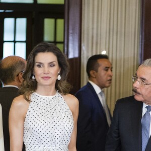 La reine Letizia d'Espagne, en robe Carolina Herrera, a été reçue par le président Danilo Medina et sa femme Candida Montilla au palais présidentiel à Saint-Domingue en République dominicaine le 21 mai 2018 dans le cadre de sa mission dans le cadre de la coopération internationale espagnole.