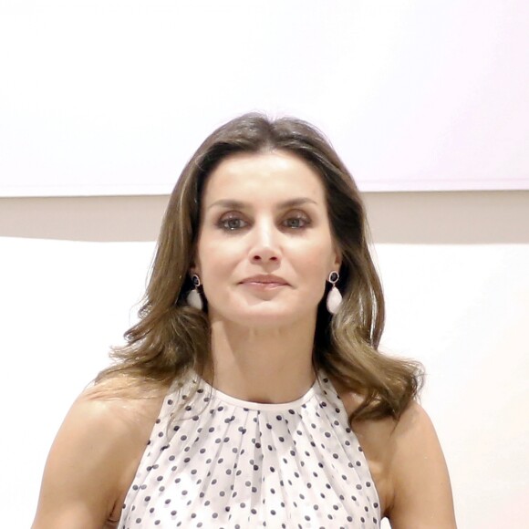 La reine Letizia d'Espagne, en robe Caroline Herrera, lors d'une réunion au centre de coopération espagnole en République dominicaine à Saint-Domingue le 21 mai 2018.