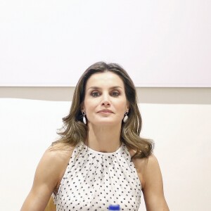 La reine Letizia d'Espagne, en robe Caroline Herrera, lors d'une réunion au centre de coopération espagnole en République dominicaine à Saint-Domingue le 21 mai 2018.