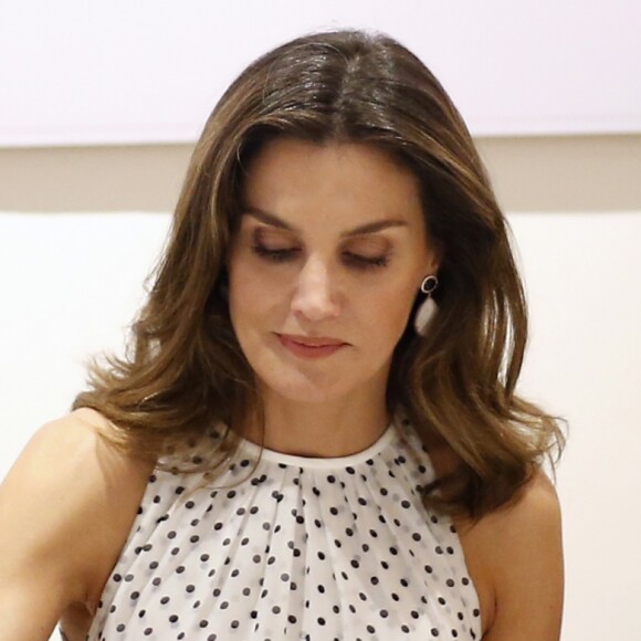 La reine Letizia d'Espagne, en robe Caroline Herrera, lors d'une réunion au centre de coopération espagnole en République dominicaine à Saint-Domingue le 21 mai 2018.