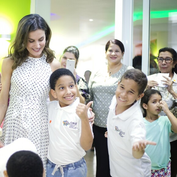 La reine Letizia d'Espagne (en robe Carolina Herrera) a visité avec la première dame dominicaine Candida Montilla le centre de soins pour handicapés de Saint-Domingue en République dominicaine le 21 mai 2018. L'épouse du roi Felipe a eu la cote auprès des enfants, câlins et bisous en pagaille !