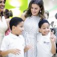 La reine Letizia d'Espagne (en robe Carolina Herrera) a visité avec la première dame dominicaine Candida Montilla le centre de soins pour handicapés de Saint-Domingue en République dominicaine le 21 mai 2018. L'épouse du roi Felipe a eu la cote auprès des enfants, câlins et bisous en pagaille !