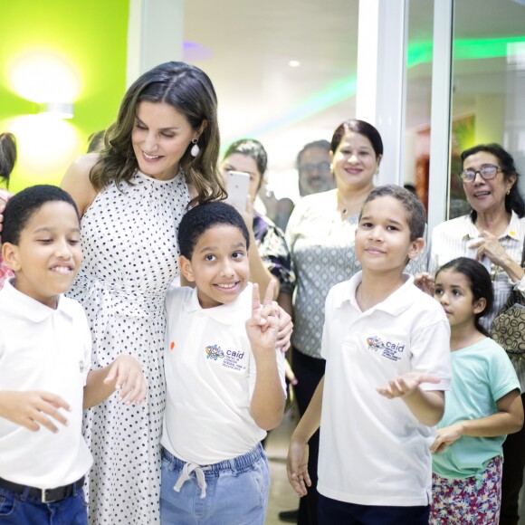 La reine Letizia d'Espagne (en robe Carolina Herrera) a visité avec la première dame dominicaine Candida Montilla le centre de soins pour handicapés de Saint-Domingue en République dominicaine le 21 mai 2018. L'épouse du roi Felipe a eu la cote auprès des enfants, câlins et bisous en pagaille !