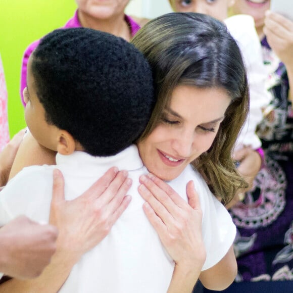 La reine Letizia d'Espagne (en robe Carolina Herrera) a visité avec la première dame dominicaine Candida Montilla le centre de soins pour handicapés de Saint-Domingue en République dominicaine le 21 mai 2018. L'épouse du roi Felipe a eu la cote auprès des enfants, câlins et bisous en pagaille !