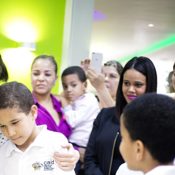 La reine Letizia d'Espagne (en robe Carolina Herrera) a visité avec la première dame dominicaine Candida Montilla le centre de soins pour handicapés de Saint-Domingue en République dominicaine le 21 mai 2018. L'épouse du roi Felipe a eu la cote auprès des enfants, câlins et bisous en pagaille !