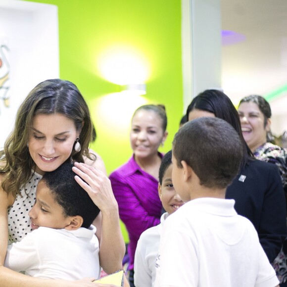 La reine Letizia d'Espagne (en robe Carolina Herrera) a visité avec la première dame dominicaine Candida Montilla le centre de soins pour handicapés de Saint-Domingue en République dominicaine le 21 mai 2018. L'épouse du roi Felipe a eu la cote auprès des enfants, câlins et bisous en pagaille !