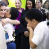 La reine Letizia d'Espagne (en robe Carolina Herrera) a visité avec la première dame dominicaine Candida Montilla le centre de soins pour handicapés de Saint-Domingue en République dominicaine le 21 mai 2018. L'épouse du roi Felipe a eu la cote auprès des enfants, câlins et bisous en pagaille !