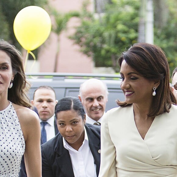 La reine Letizia d'Espagne (en robe Carolina Herrera) a visité avec la première dame dominicaine Candida Montilla le centre de soins pour handicapés de Saint-Domingue en République dominicaine le 21 mai 2018. L'épouse du roi Felipe a eu la cote auprès des enfants, câlins et bisous en pagaille !