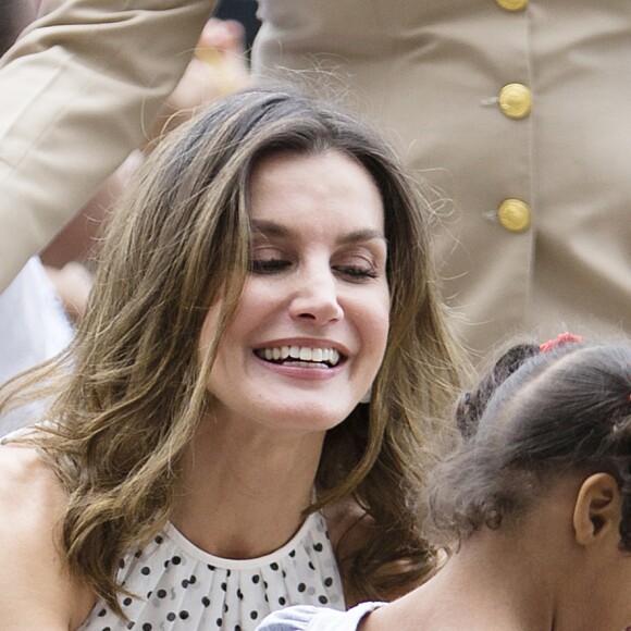 La reine Letizia d'Espagne (en robe Carolina Herrera) a visité avec la première dame dominicaine Candida Montilla le centre de soins pour handicapés de Saint-Domingue en République dominicaine le 21 mai 2018. L'épouse du roi Felipe a eu la cote auprès des enfants, câlins et bisous en pagaille !
