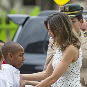 La reine Letizia d'Espagne (en robe Carolina Herrera) a visité avec la première dame dominicaine Candida Montilla le centre de soins pour handicapés de Saint-Domingue en République dominicaine le 21 mai 2018. L'épouse du roi Felipe a eu la cote auprès des enfants, câlins et bisous en pagaille !