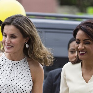 La reine Letizia d'Espagne (en robe Carolina Herrera) a visité avec la première dame dominicaine Candida Montilla le centre de soins pour handicapés de Saint-Domingue en République dominicaine le 21 mai 2018. L'épouse du roi Felipe a eu la cote auprès des enfants, câlins et bisous en pagaille !