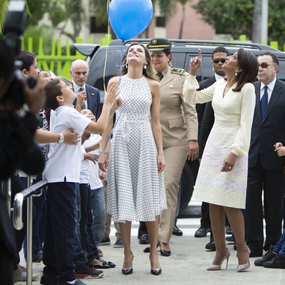 La reine Letizia d'Espagne (en robe Carolina Herrera) a visité avec la première dame dominicaine Candida Montilla le centre de soins pour handicapés de Saint-Domingue en République dominicaine le 21 mai 2018. L'épouse du roi Felipe a eu la cote auprès des enfants, câlins et bisous en pagaille !