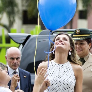 La reine Letizia d'Espagne (en robe Carolina Herrera) a visité avec la première dame dominicaine Candida Montilla le centre de soins pour handicapés de Saint-Domingue en République dominicaine le 21 mai 2018. L'épouse du roi Felipe a eu la cote auprès des enfants, câlins et bisous en pagaille !