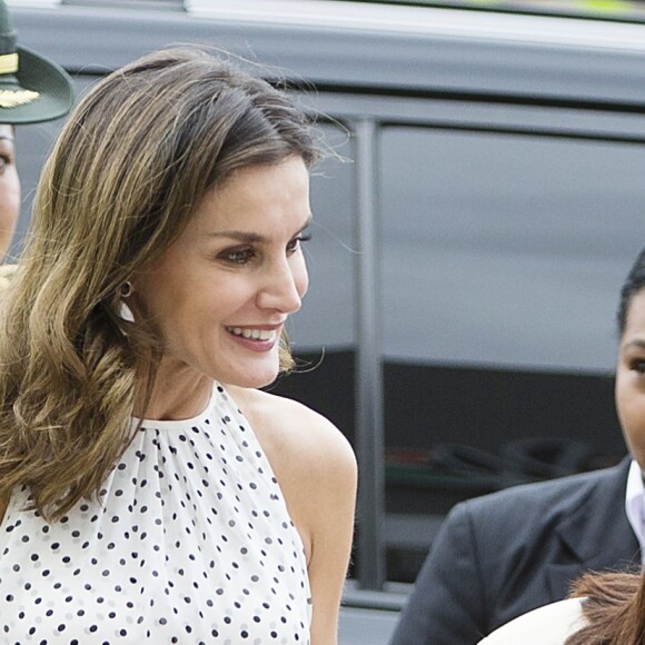 La reine Letizia d'Espagne (en robe Carolina Herrera) a visité avec la première dame dominicaine Candida Montilla le centre de soins pour handicapés de Saint-Domingue en République dominicaine le 21 mai 2018. L'épouse du roi Felipe a eu la cote auprès des enfants, câlins et bisous en pagaille !