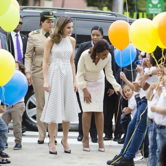La reine Letizia d'Espagne (en robe Carolina Herrera) a visité avec la première dame dominicaine Candida Montilla le centre de soins pour handicapés de Saint-Domingue en République dominicaine le 21 mai 2018. L'épouse du roi Felipe a eu la cote auprès des enfants, câlins et bisous en pagaille !