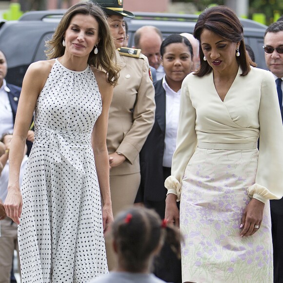 La reine Letizia d'Espagne (en robe Carolina Herrera) a visité avec la première dame dominicaine Candida Montilla le centre de soins pour handicapés de Saint-Domingue en République dominicaine le 21 mai 2018. L'épouse du roi Felipe a eu la cote auprès des enfants, câlins et bisous en pagaille !