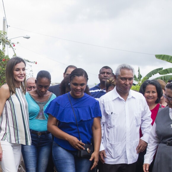 La reine Letizia d'Espagne (haut et pantalon Massimo Dutti, veste Hugo Boss) visite le projet "Monte Plata Water" à Monte Plata lors de son voyage officiel en République dominicaine le 21 mai 2018.