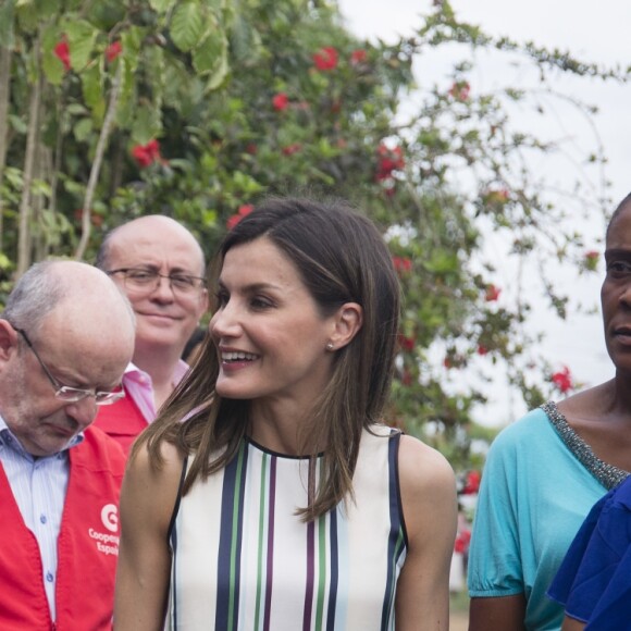 La reine Letizia d'Espagne (haut et pantalon Massimo Dutti, veste Hugo Boss) visite le projet "Monte Plata Water" à Monte Plata lors de son voyage officiel en République dominicaine le 21 mai 2018.