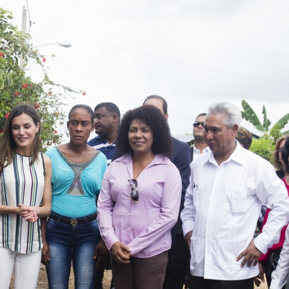 La reine Letizia d'Espagne (haut et pantalon Massimo Dutti, veste Hugo Boss) visite le projet "Monte Plata Water" à Monte Plata lors de son voyage officiel en République dominicaine le 21 mai 2018.