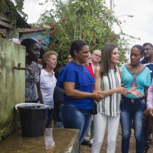 La reine Letizia d'Espagne (haut et pantalon Massimo Dutti, veste Hugo Boss) visite le projet "Monte Plata Water" à Monte Plata lors de son voyage officiel en République dominicaine le 21 mai 2018.