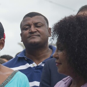 La reine Letizia d'Espagne (haut et pantalon Massimo Dutti, veste Hugo Boss) visite le projet "Monte Plata Water" à Monte Plata lors de son voyage officiel en République dominicaine le 21 mai 2018.