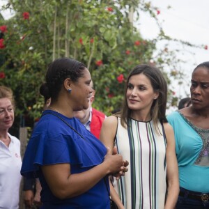 La reine Letizia d'Espagne (haut et pantalon Massimo Dutti, veste Hugo Boss) visite le projet "Monte Plata Water" à Monte Plata lors de son voyage officiel en République dominicaine le 21 mai 2018.