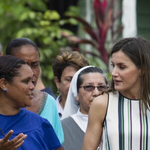 La reine Letizia d'Espagne (haut et pantalon Massimo Dutti, veste Hugo Boss) visite le projet "Monte Plata Water" à Monte Plata lors de son voyage officiel en République dominicaine le 21 mai 2018.