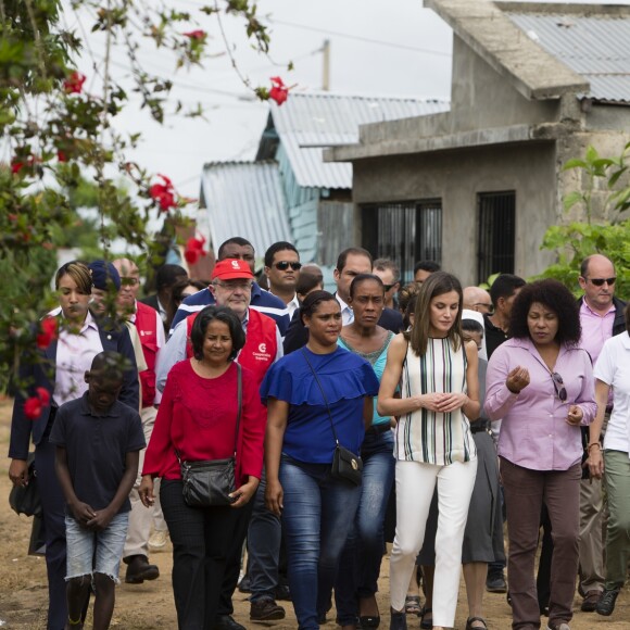 La reine Letizia d'Espagne (haut et pantalon Massimo Dutti, veste Hugo Boss) visite le projet "Monte Plata Water" à Monte Plata lors de son voyage officiel en République dominicaine le 21 mai 2018.