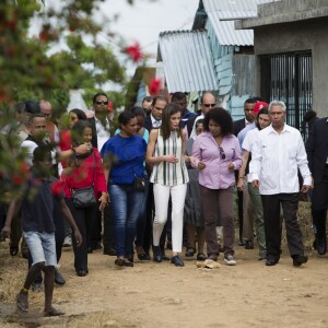 La reine Letizia d'Espagne (haut et pantalon Massimo Dutti, veste Hugo Boss) visite le projet "Monte Plata Water" à Monte Plata lors de son voyage officiel en République dominicaine le 21 mai 2018.