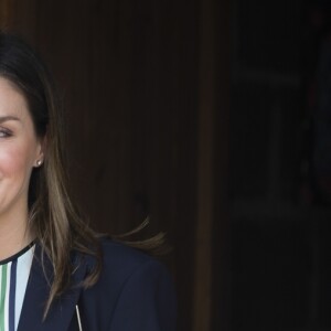 La reine Letizia d'Espagne (haut et pantalon Massimo Dutti, veste Hugo Boss) visite le projet "Monte Plata Water" à Monte Plata lors de son voyage officiel en République dominicaine le 21 mai 2018.