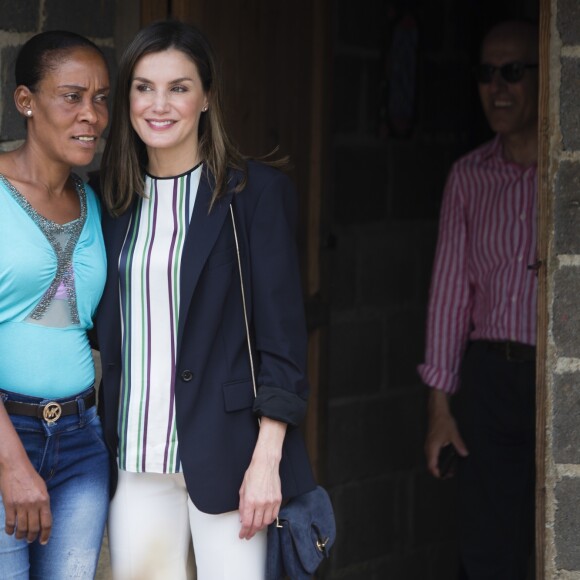 La reine Letizia d'Espagne (haut et pantalon Massimo Dutti, veste Hugo Boss) visite le projet "Monte Plata Water" à Monte Plata lors de son voyage officiel en République dominicaine le 21 mai 2018.