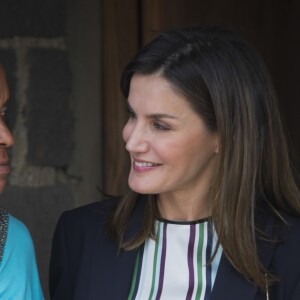La reine Letizia d'Espagne (haut et pantalon Massimo Dutti, veste Hugo Boss) visite le projet "Monte Plata Water" à Monte Plata lors de son voyage officiel en République dominicaine le 21 mai 2018.