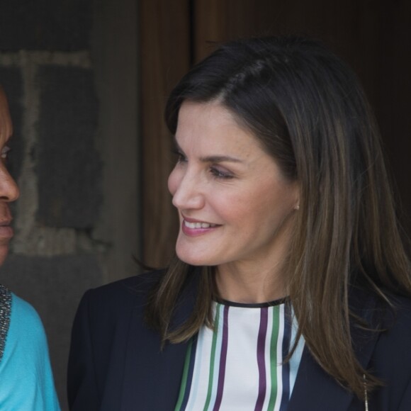 La reine Letizia d'Espagne (haut et pantalon Massimo Dutti, veste Hugo Boss) visite le projet "Monte Plata Water" à Monte Plata lors de son voyage officiel en République dominicaine le 21 mai 2018.