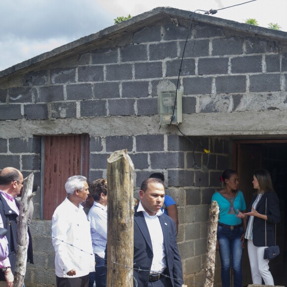 La reine Letizia d'Espagne (haut et pantalon Massimo Dutti, veste Hugo Boss) visite le projet "Monte Plata Water" à Monte Plata lors de son voyage officiel en République dominicaine le 21 mai 2018.