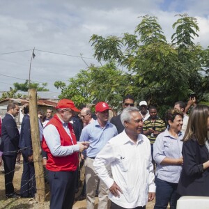La reine Letizia d'Espagne (haut et pantalon Massimo Dutti, veste Hugo Boss) visite le projet "Monte Plata Water" à Monte Plata lors de son voyage officiel en République dominicaine le 21 mai 2018.