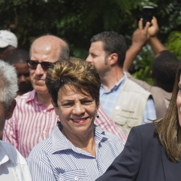 La reine Letizia d'Espagne (haut et pantalon Massimo Dutti, veste Hugo Boss) visite le projet "Monte Plata Water" à Monte Plata lors de son voyage officiel en République dominicaine le 21 mai 2018.