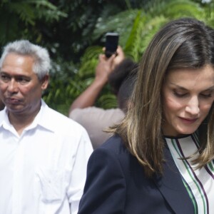 La reine Letizia d'Espagne (haut et pantalon Massimo Dutti, veste Hugo Boss) visite le projet "Monte Plata Water" à Monte Plata lors de son voyage officiel en République dominicaine le 21 mai 2018.