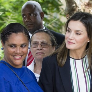 La reine Letizia d'Espagne (haut et pantalon Massimo Dutti, veste Hugo Boss) visite le projet "Monte Plata Water" à Monte Plata lors de son voyage officiel en République dominicaine le 21 mai 2018.