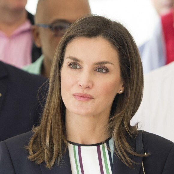 La reine Letizia d'Espagne (haut et pantalon Massimo Dutti, veste Hugo Boss) visite le projet "Monte Plata Water" à Monte Plata lors de son voyage officiel en République dominicaine le 21 mai 2018.
